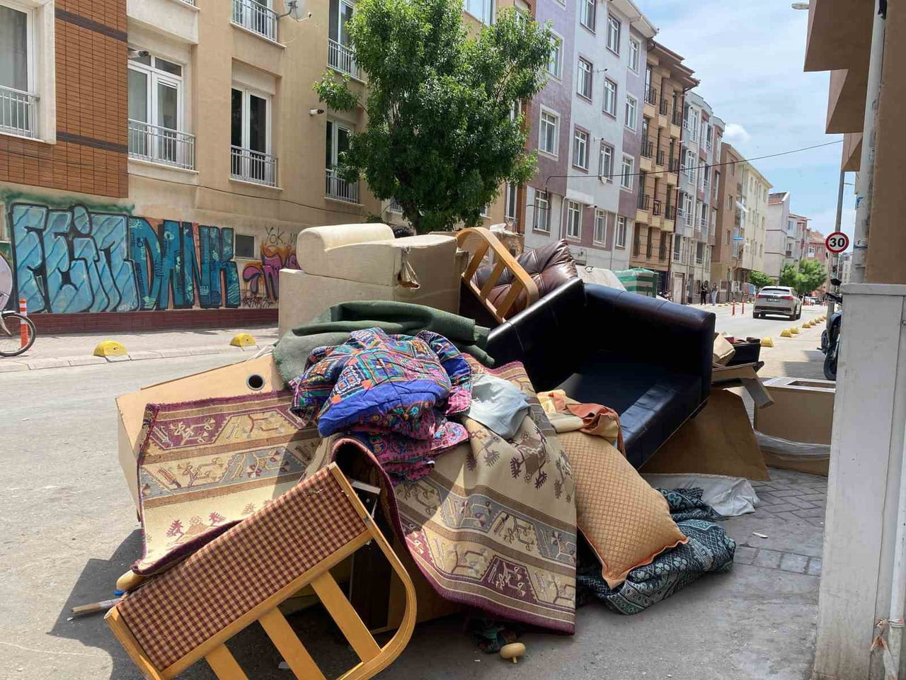 ESKİŞEHİR'DE ÇÖP KONTEYNERİNİN ETRAFINA DUYARSIZ KİŞİLERCE BIRAKILAN HURDA VE ESKİ EŞYALAR...