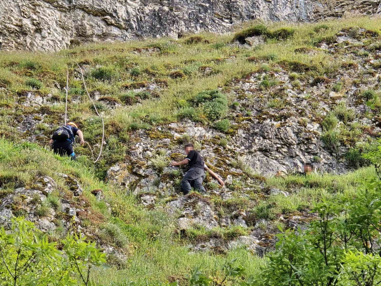 ESKİŞEHİR'DE DAĞLIK ALANDA BİR OYUĞA DÜŞÜRDÜKLERİ ÇANTALARINI ALMAYA İNEN VE ORADA MAHSUR KALAN 2...