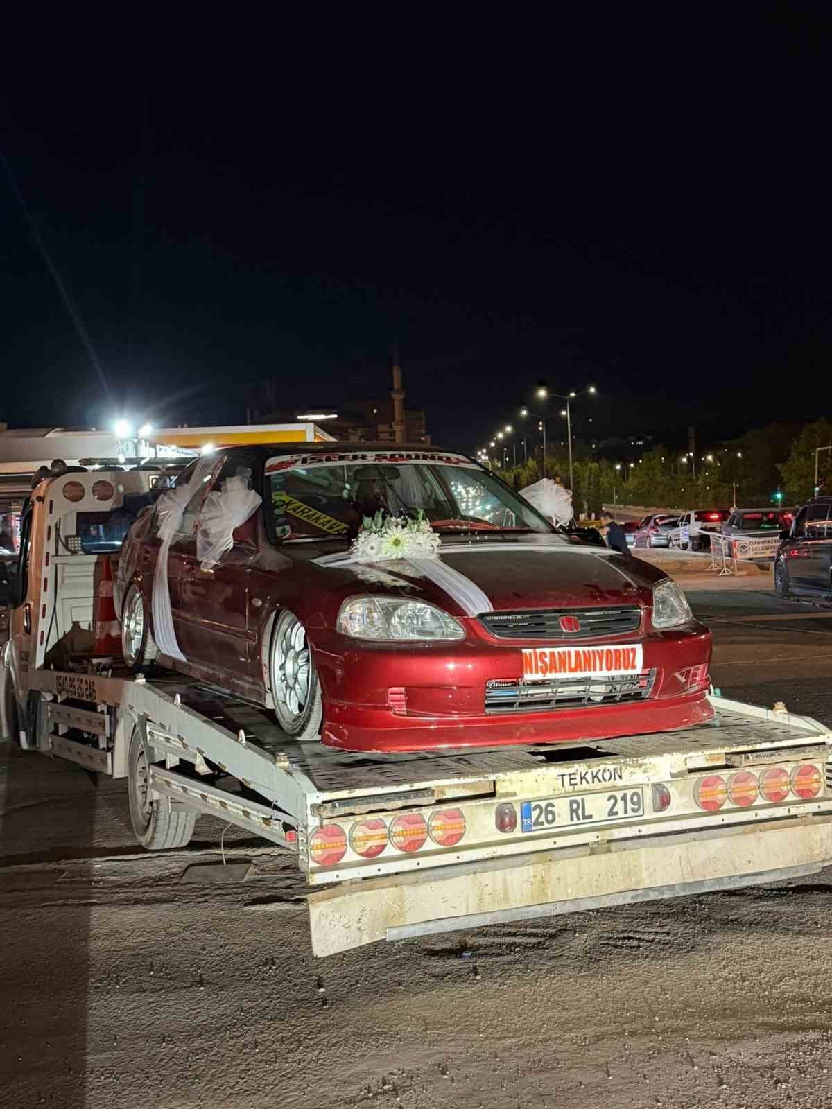 ESKİŞEHİR'DE DÜĞÜN GÜNÜ SÜSLENEN GELİN ARABASININ YIPRANMAMASI İÇİN OTO ÇEKİCİYE YÜKLENEREK KONVOY...
