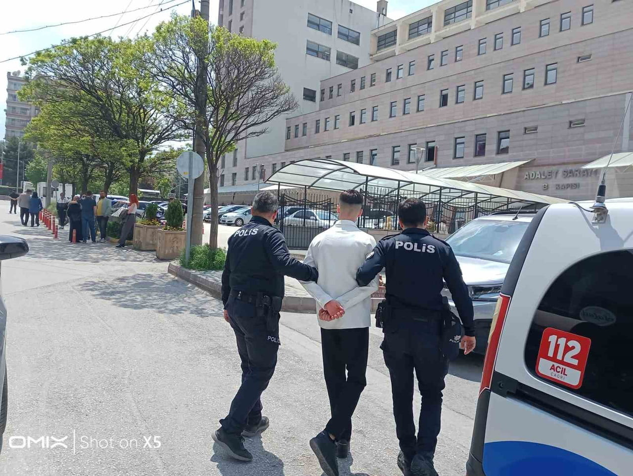 ESKİŞEHİR'DE DÜĞÜN KONVOYUNDAN HAVAYA ATEŞ AÇAN VE POLİS EKİPLERİNCE YAKALANAN ŞAHIS ADLİYEYE SEVK...
