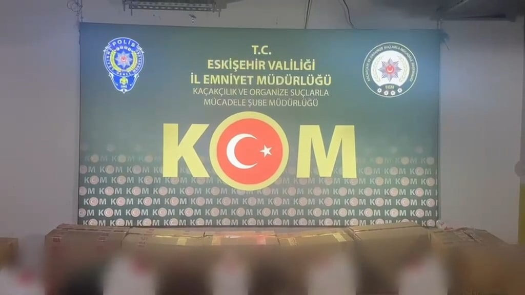 ESKİŞEHİR'DE DÜZENLENEN KAÇAK ALKOL OPERASYONUNDA 2 BİN 85 LİTRE ETİL ALKOL ELE GEÇİRİLİRKEN, 1...