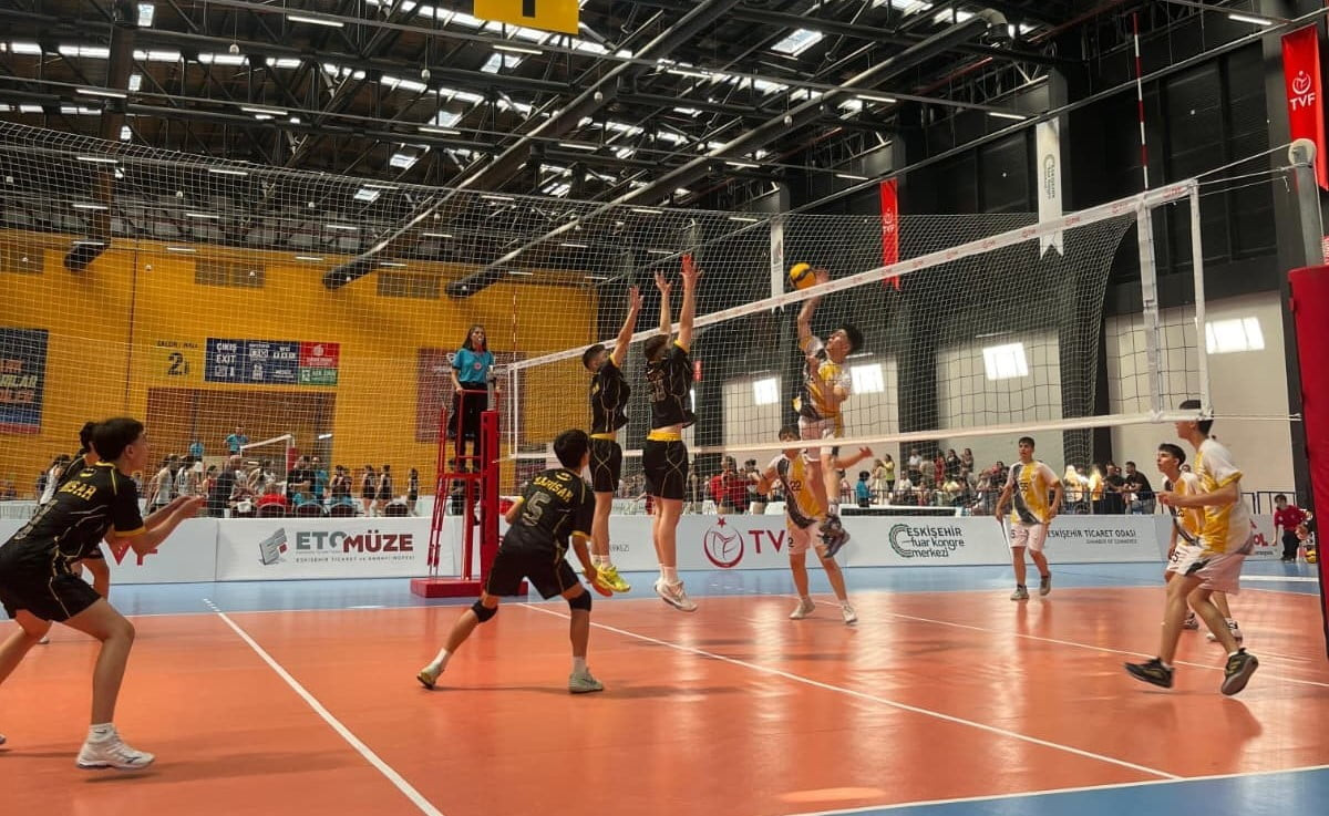 ESKİŞEHİR'DE DÜZENLENEN KÜÇÜK ERKEKLER TÜRKİYE VOLEYBOL ŞAMPİYONASI'NDA MANİSA'YI TEMSİL EDEN...