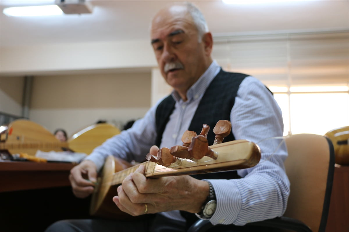 Eskişehir'de emekli olduktan sonra Tepebaşı Halk Eğitimi Merkezi'nde bağlama kursuna katılan 69...