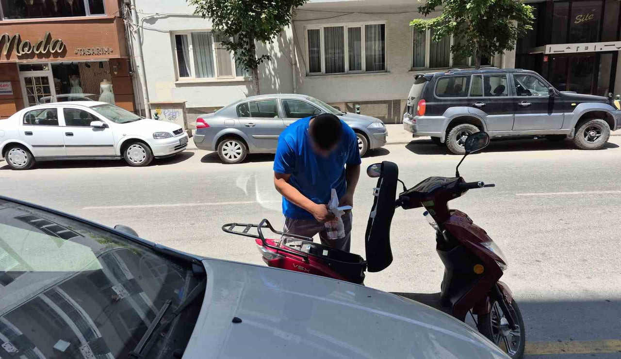 ESKİŞEHİR'DE EŞİNE AİT ELEKTRİKLİ MOTOSİKLETİ PLAKASIZ VE KASKSIZ ŞEKİLDE KULLANAN ŞAHSA POLİS...