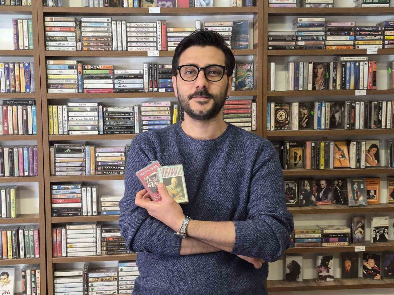 ESKİŞEHİR'DE ESNAFLIK YAPAN DEVRAN GÖKAY, HEDİYELİK ÜRÜN ARAYAN VATANDAŞLARIN KASETLERİ TERCİH...