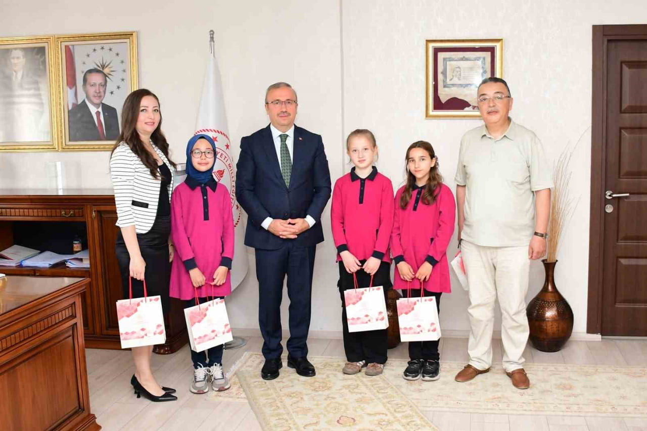 ESKİŞEHİR'DE FATİH SULTAN MEHMET İMAM HATİP ORTAOKULU ÖĞRENCİLERİ, GAZZE'DEKİ YAŞITLARININ...