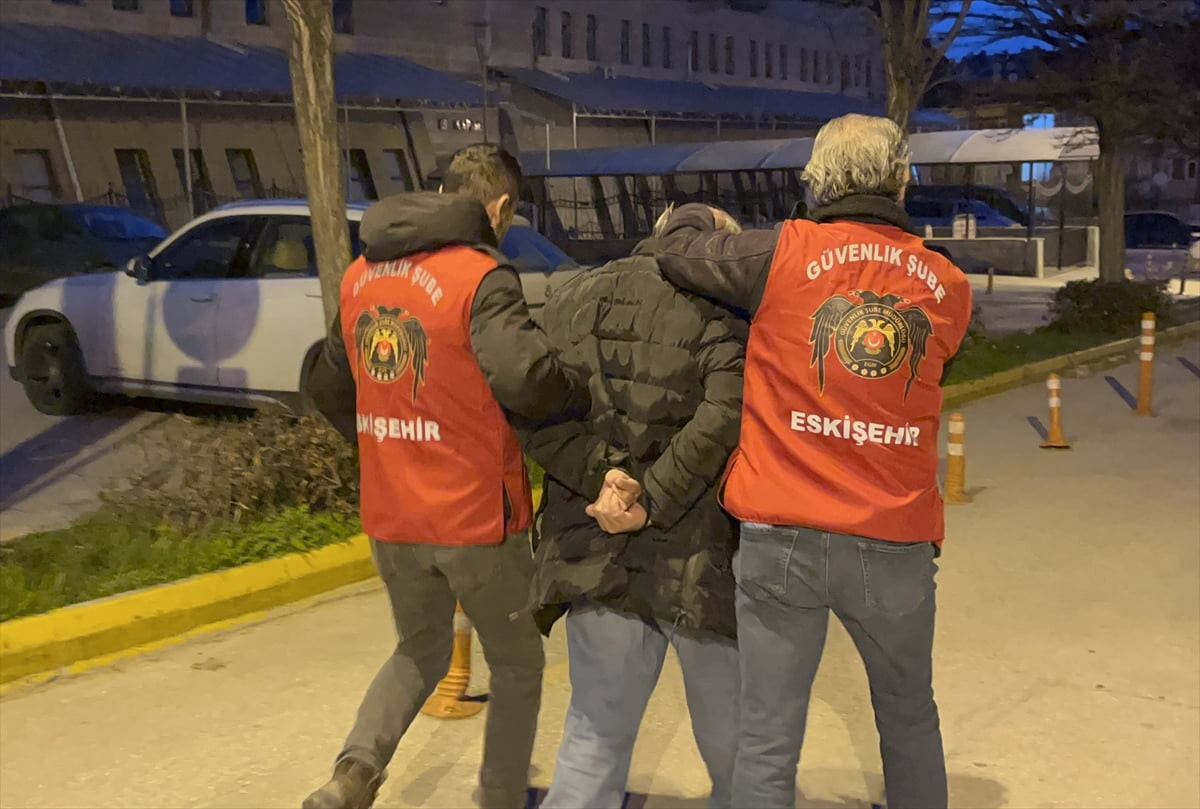 Eskişehir'de, Gazi Mustafa Kemal Atatürk'e hakaret ettiği gerekçesiyle gözaltına alınan şüpheli...