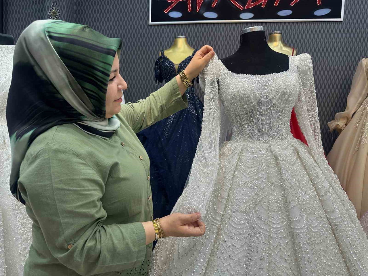ESKİŞEHİR'DE GELİNLİK DÜKKANI İŞLETMECİSİ FADİME İŞBİLENER, YAZ AYLARININ GELMESİYLE BİRLİKTE...