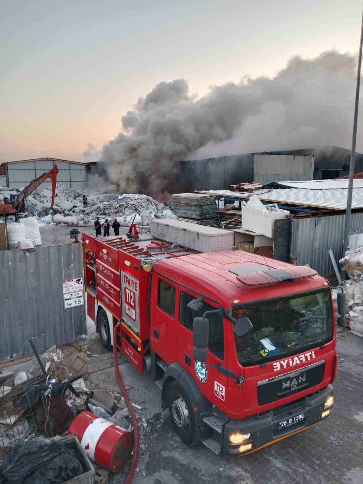 ESKİŞEHİR'DE GERİ DÖNÜŞÜM TESİSİNDE ÇIKAN YANGIN İTFAİYE EKİPLERİNİN 7 SAATLİK ÇALIŞMASI SONUCUNDA...