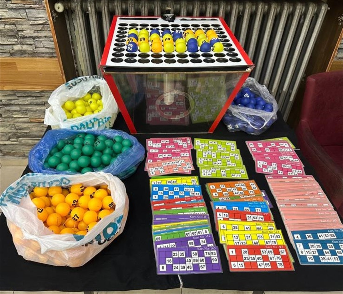 Eskişehir'de gizli düzenekle girilen dernek binasında kumar oynadığı tespit edilen 40 kişiye 369...