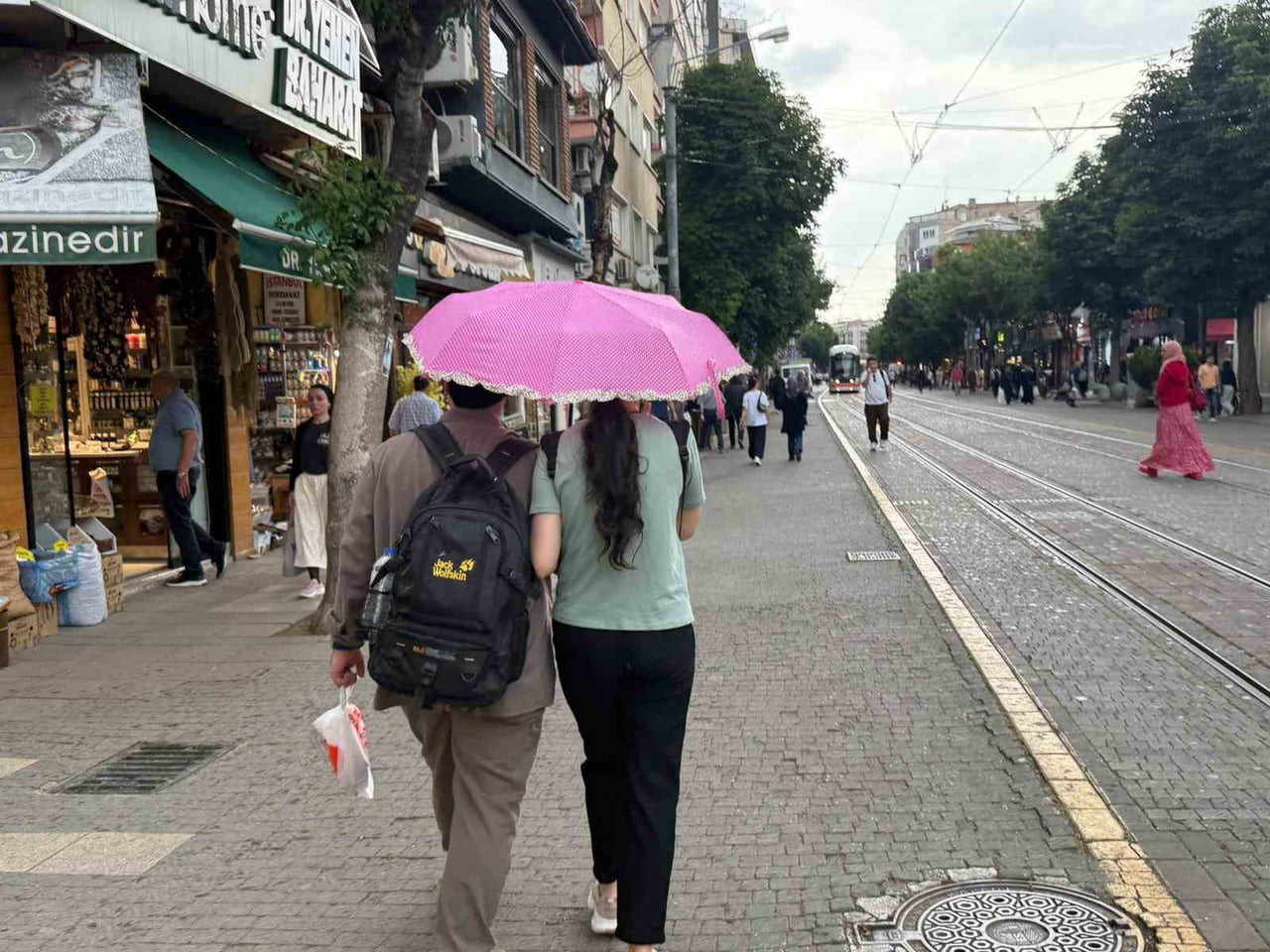 ESKİŞEHİR'DE GÖK GÜRÜLTÜLÜ SAĞANAK YAĞIŞ ETKİLİ OLURKEN, VATANDAŞLAR ISLANMAMAK İÇİN CEKETLERİNİ...