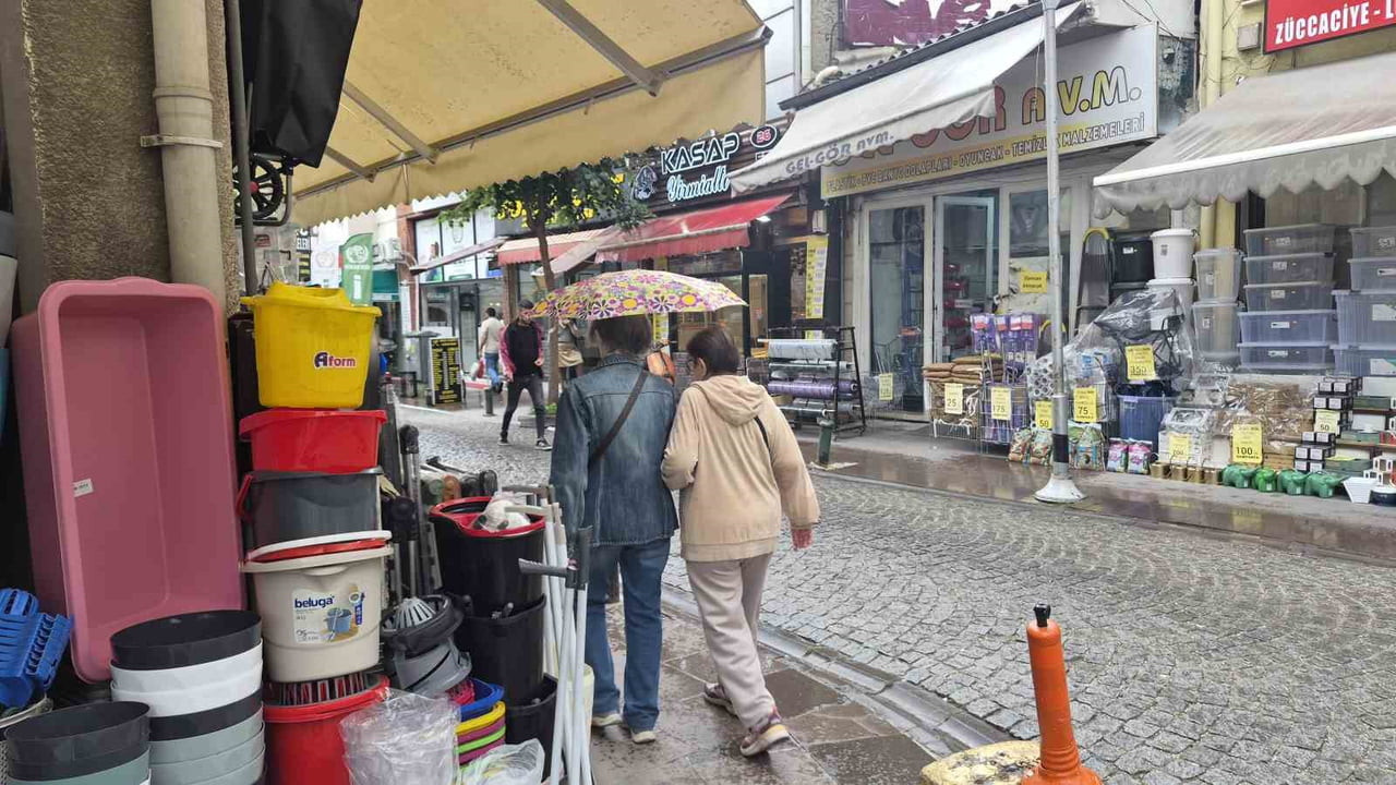 ESKİŞEHİR'DE GÜN BOYU ETKİSİNİ GÖSTEREN SICAK HAVALAR AKŞAM ÜSTÜ YERİNİ YAĞMURA...