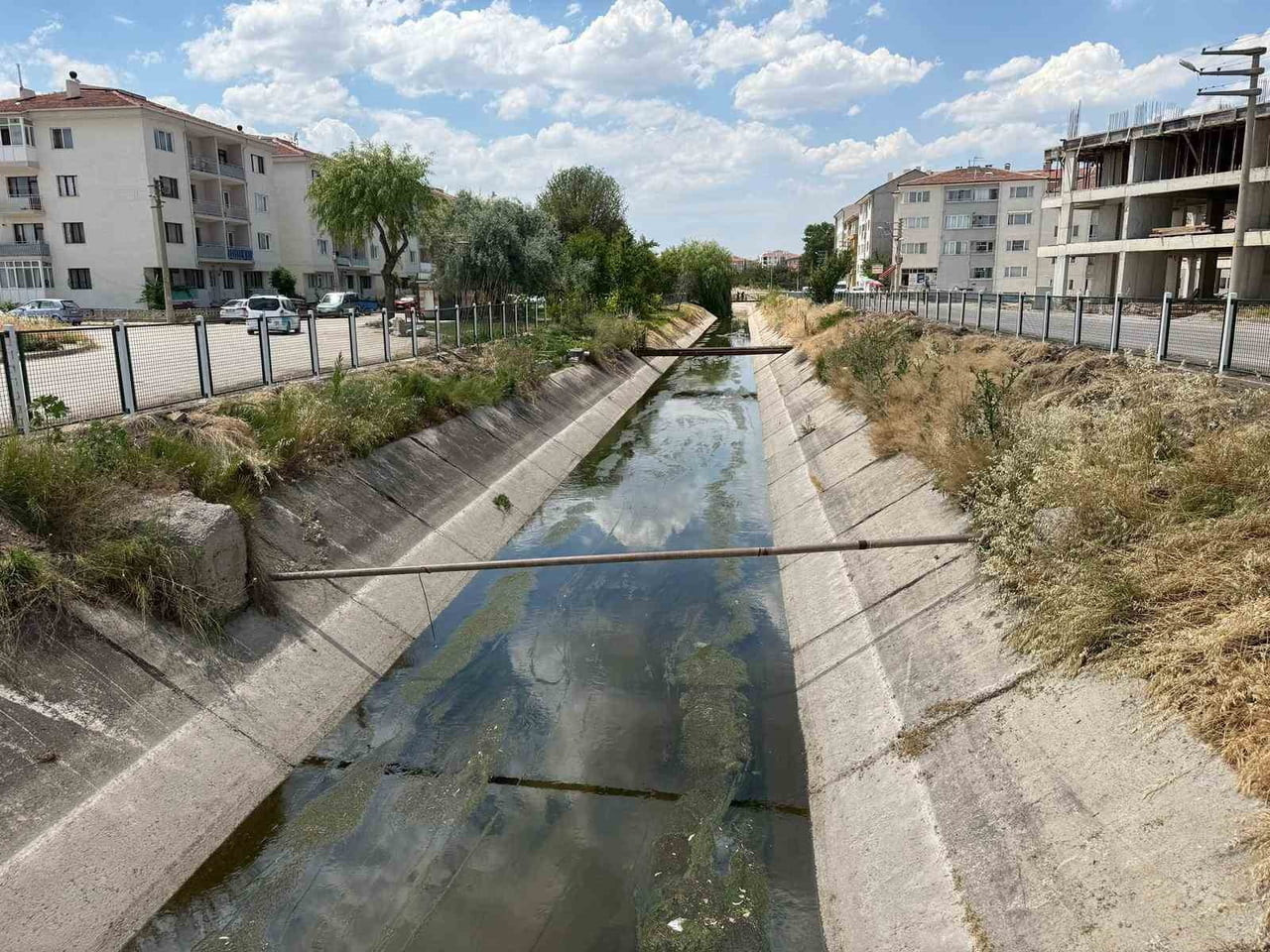 ESKİŞEHİR'DE GÜNDOĞDU MAHALLESİ MUHTARI ADEM KARAMAN, SULAMA KANALINDA OLUŞAN ÇEVRE KİRLİLİĞİ VE...