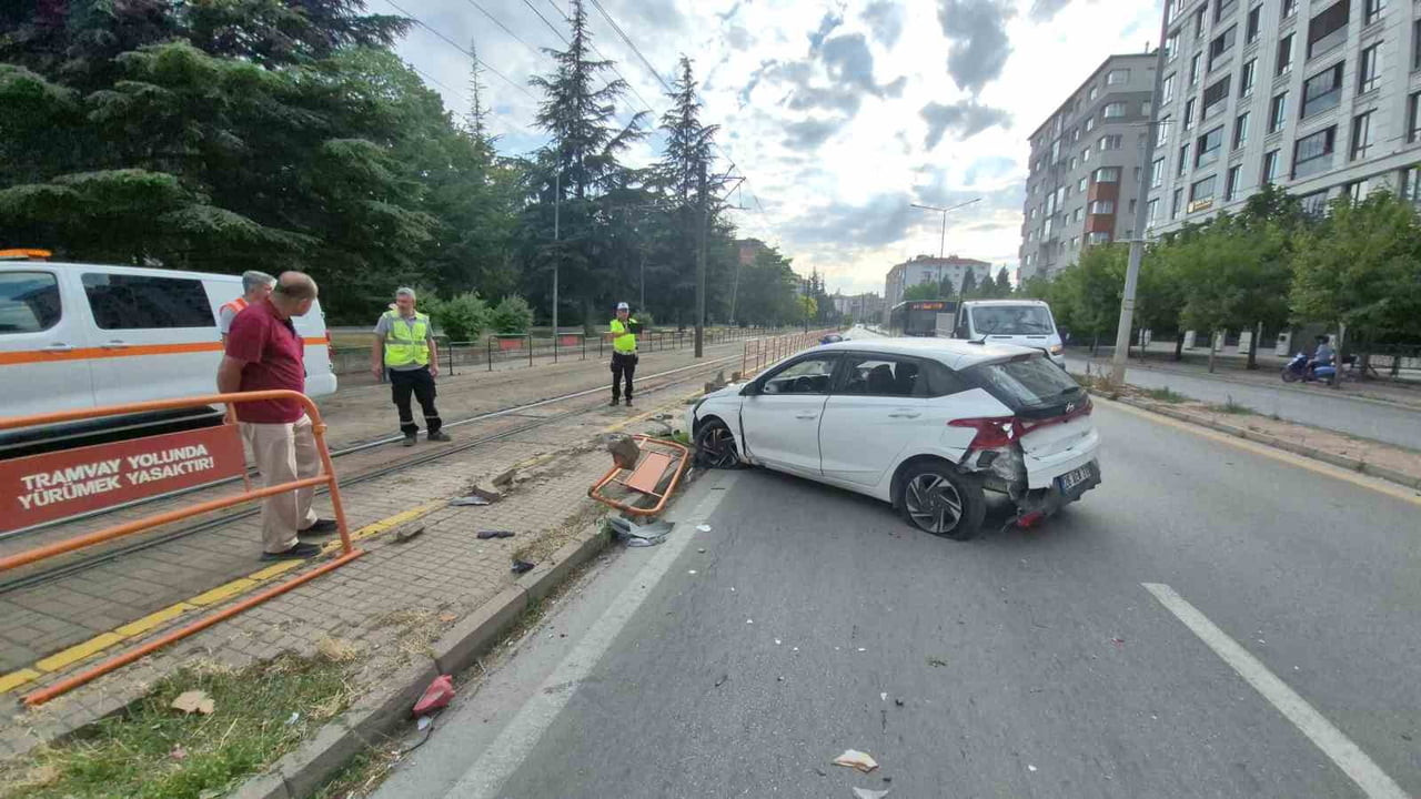 ESKİŞEHİR'DE HENÜZ BİLİNMEYEN BİR NEDENLE ANİ FREN YAPAN OTOMOBİLE, ARKASINDAN GELEN BAŞKA BİR...