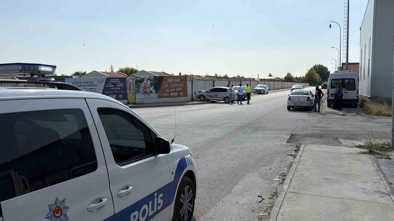 ESKİŞEHİR'DE İKİ SOKAĞIN KESİŞTİĞİ KAVŞAKTA OTOMOBİL İLE KAMYONETİN ÇARPIŞMASI SONUCU MEYDANA...