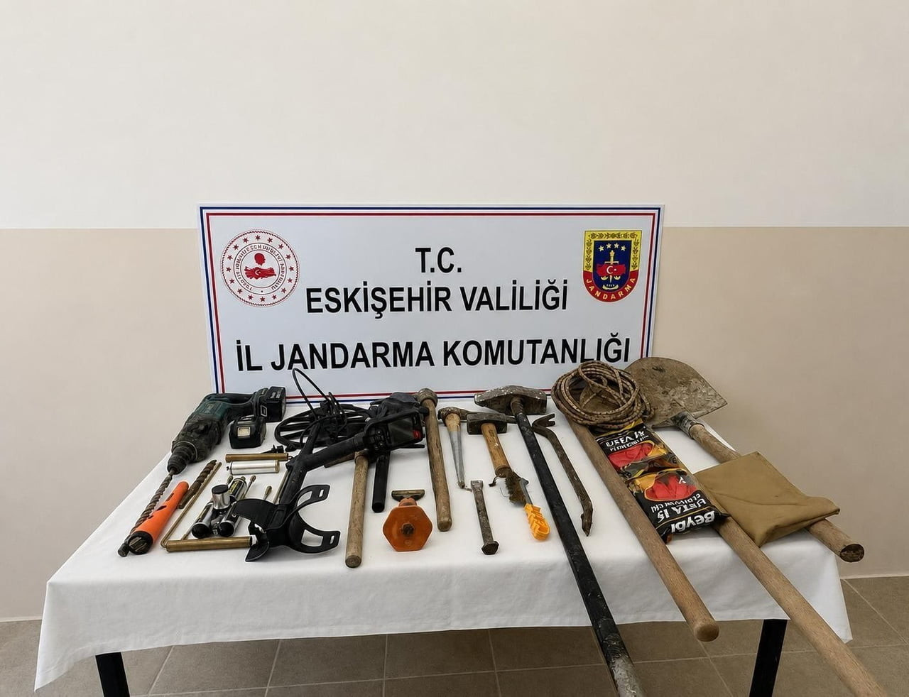 ESKİŞEHİR'DE KAÇAK KAZI YAPARKEN JANDARMA EKİPLERİNCE SUÇÜSTÜ YAKALANAN 3 ŞÜPHELİ HAKKINDA...