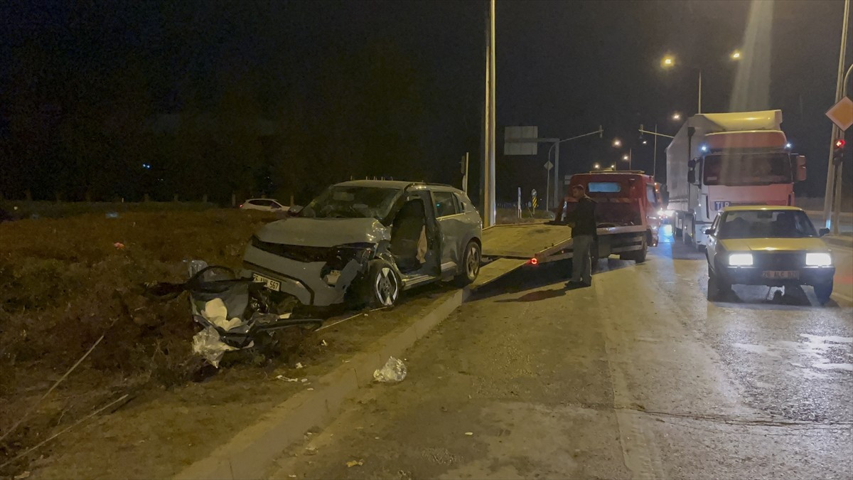 Eskişehir'de kamyonun çarptığı otomobildeki 4 kişi yaralandı.