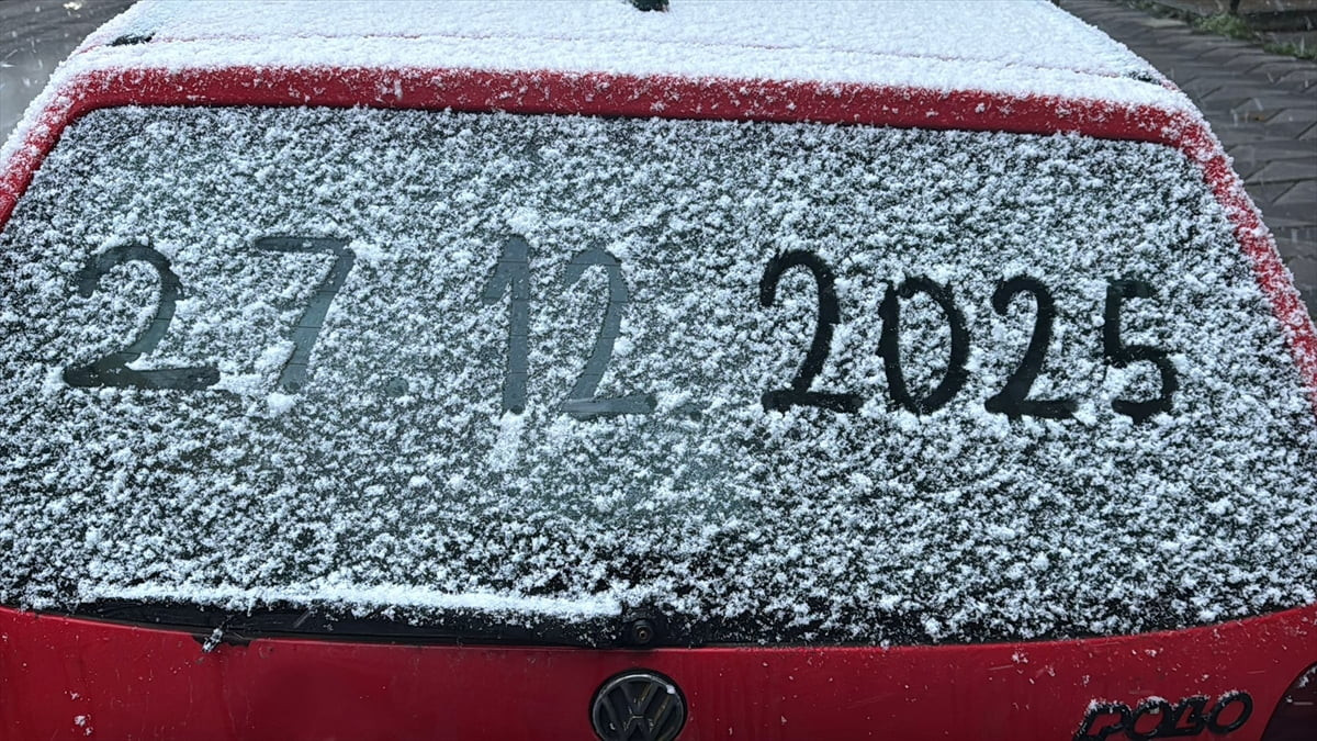 Eskişehir'de kent merkezi ve yüksek kesimlerde kar yağışı etkili oldu.