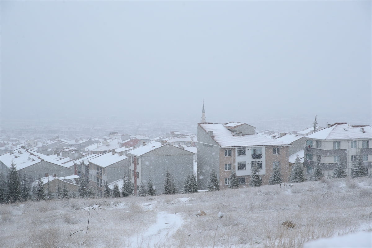 Eskişehir'de kent merkezi ve yüksek kesimlerde kar yağışı etkili oldu.