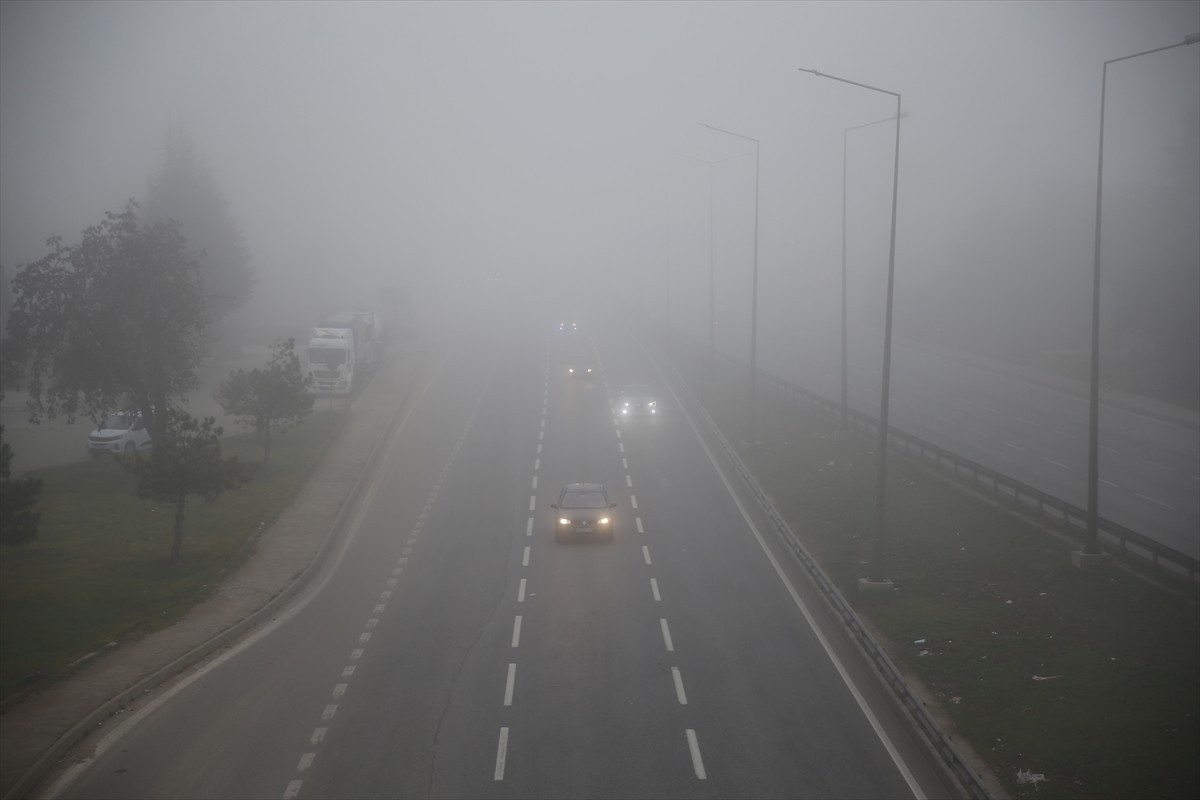 Eskişehir'de kent merkezinin bazı noktalarında yoğun sis etkili oldu. Eskişehir-Ankara kara...