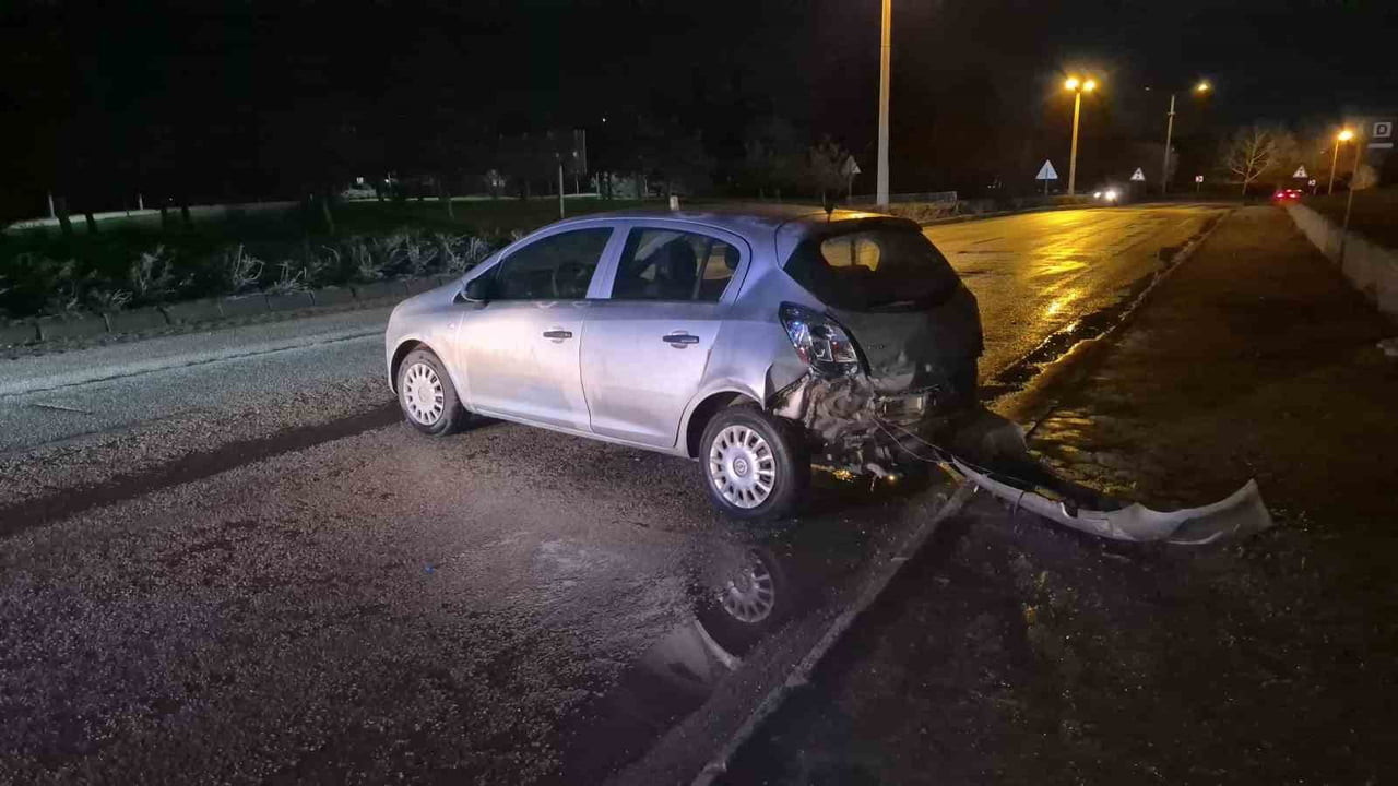 ESKİŞEHİR'DE KONTROLDEN ÇIKAN OTOMOBİLİN DÖNEREK ARKA TARAFINI DUVARA ÇARPTIĞI TRAFİK KAZASI MADDİ...