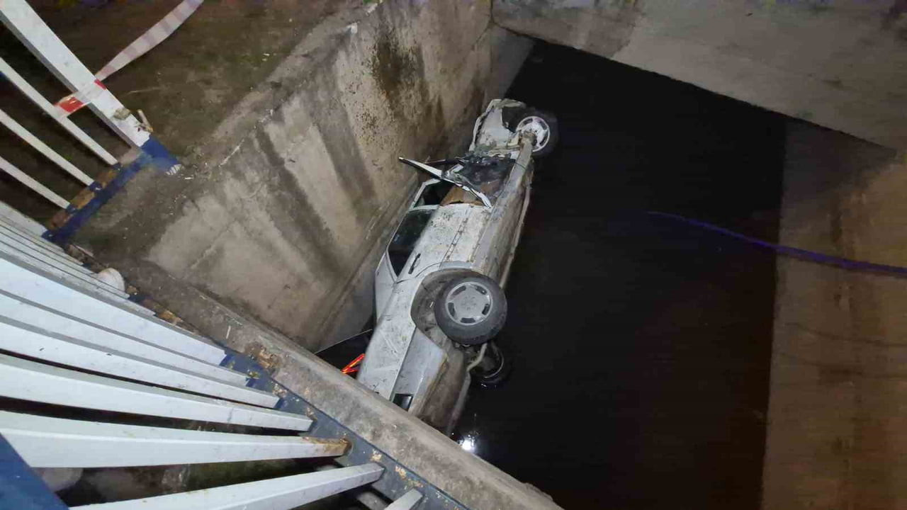 ESKİŞEHİR'DE KONTROLDEN ÇIKAN OTOMOBİLİN YAKLAŞIK 5 METRE YÜKSEKLİKTEKİ SULAMA KANALINA UÇMASI...