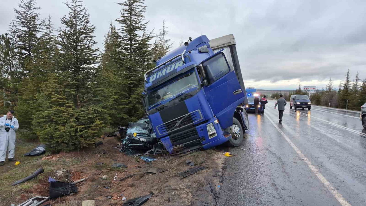 ESKİŞEHİR'DE KONTROLDEN ÇIKAN TIRIN OTOMOBİLİ ALTINA ALDIĞI TRAFİK KAZASINDA 1 KİŞİ ÖLÜRKEN, 1'İ...