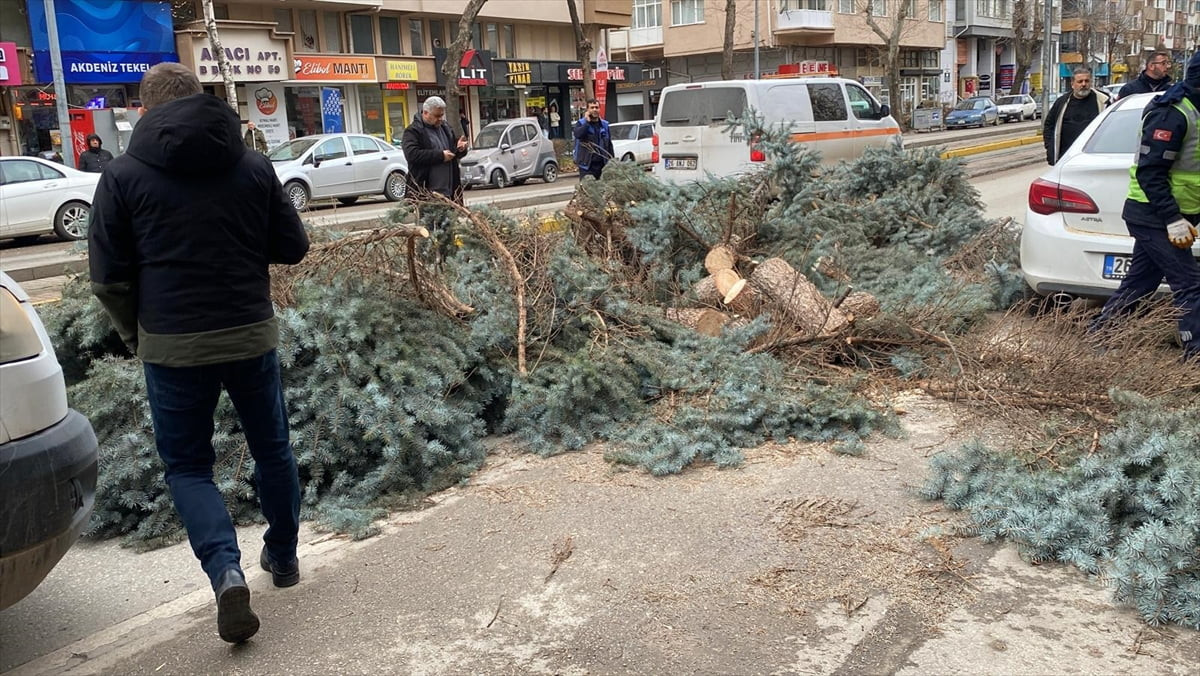 Eskişehir'de kuvvetli rüzgar hayatı olumsuz etkiledi. Kentte sabah etkisini göstermeye başlayan...
