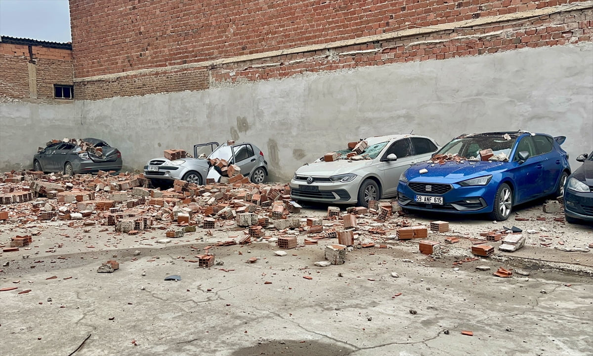 Eskişehir'de kuvvetli rüzgar nedeniyle metruk binanın çatı duvarının devrilmesi sonucu park...