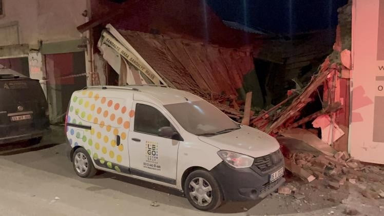 ESKİŞEHİR'DE METRUK İŞ YERİ YIKILDI, ŞANS ESERİ YARALANAN OLMADI