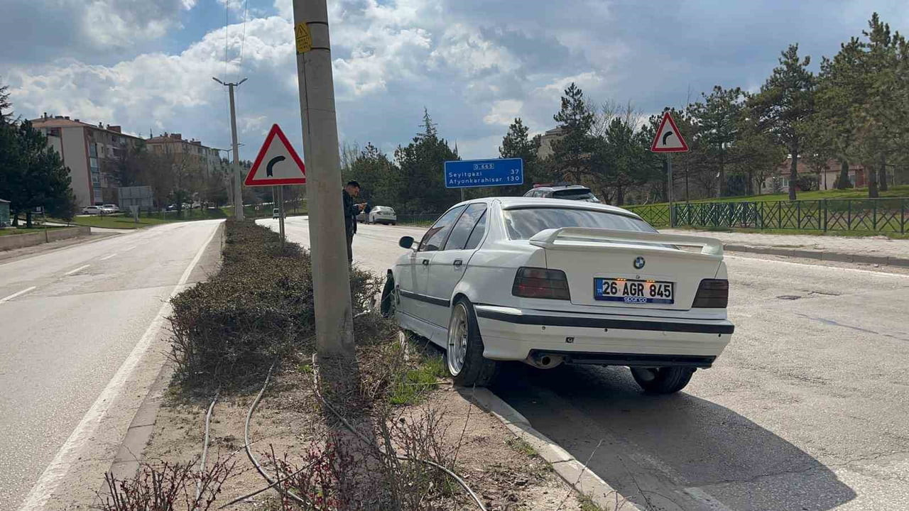 ESKİŞEHİR'DE MEYDANA GELEN KAZADA KONTROLDEN ÇIKAN ARAÇ CADDE ÜZERİNDE BULUNAN ORTA REFÜJE ÇIKARAK...