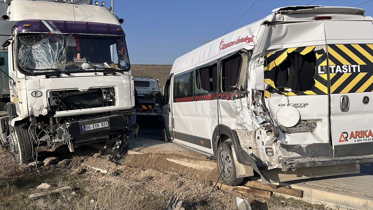 Eskişehir'de meydana gelen ve tır, 2 işçi servisi ile 2 otomobilin karıştığı zincirleme trafik...