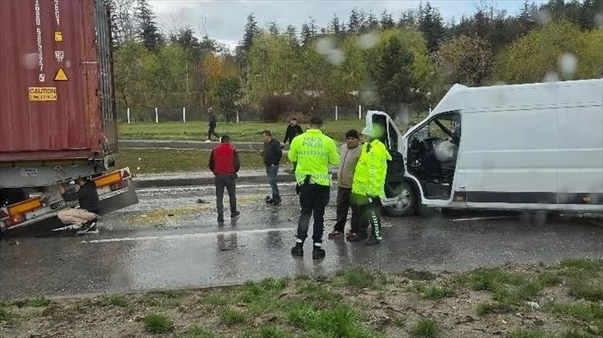 Eskişehir'de meydana gelen zincirleme trafik kazasında, araçta sıkışan 1 kişi yaralandı.