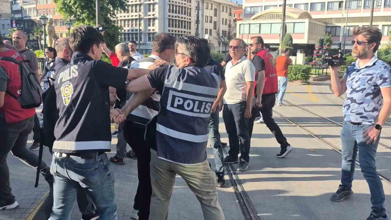 ESKİŞEHİR'DE NATO KARŞITI EYLEM YAPAN GRUP İLE POLİS EKİPLERİ ARASINDA ARBEDE ÇIKTI. OLAYDA 35...