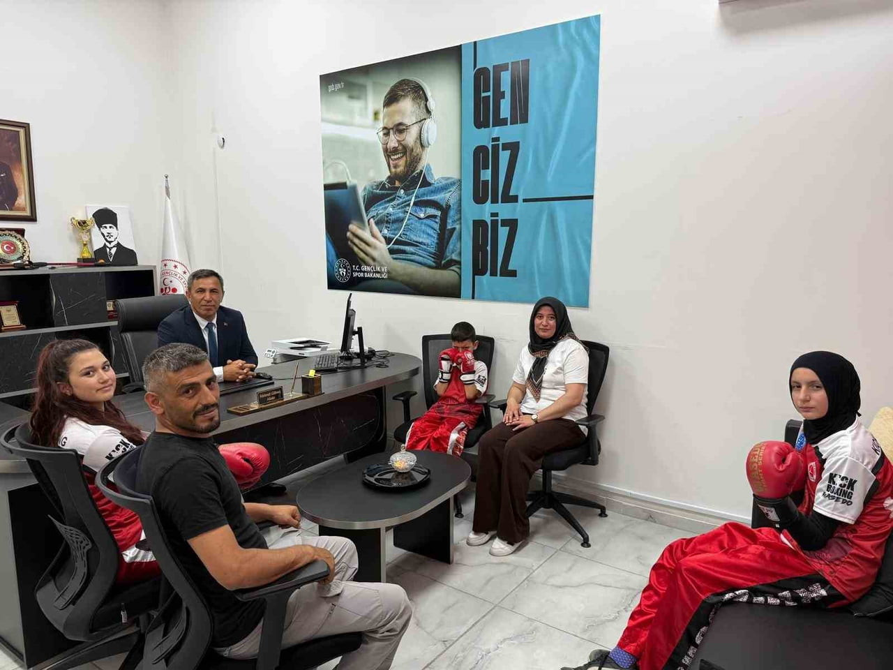 ESKİŞEHİR'DE ÖNEMLİ BAŞARILAR ELDE EDEN SPORCULAR, BEYLİKOVA GENÇLİK VE SPOR İLÇE MÜDÜRÜ MEHMET...