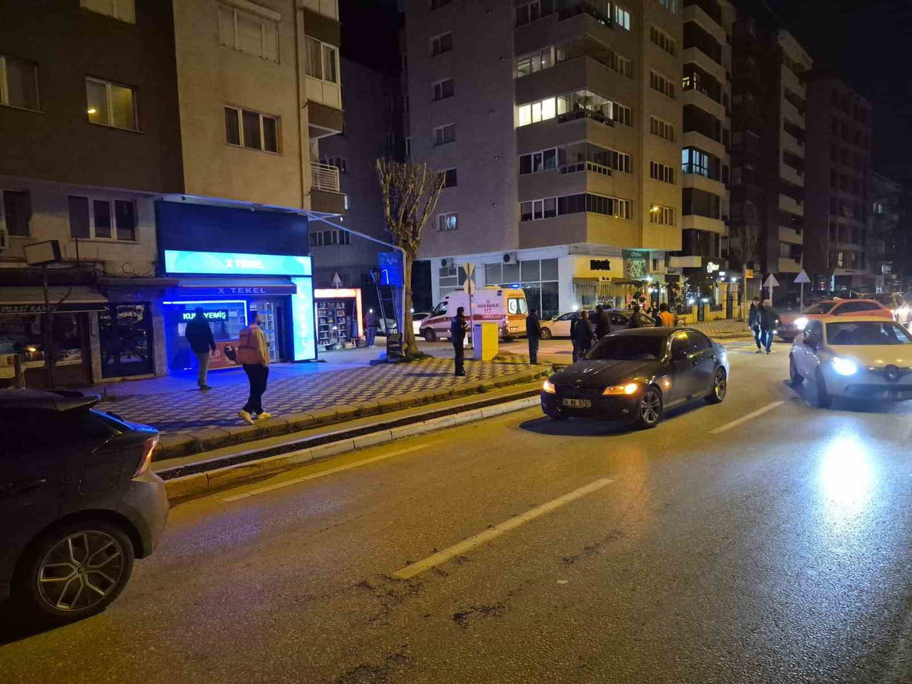 ESKİŞEHİR'DE OTOMOBİL ÇARPMASI SONUCU YARALANAN BİSİKLETLİ KADIN HASTANEYE KALDIRILDI.