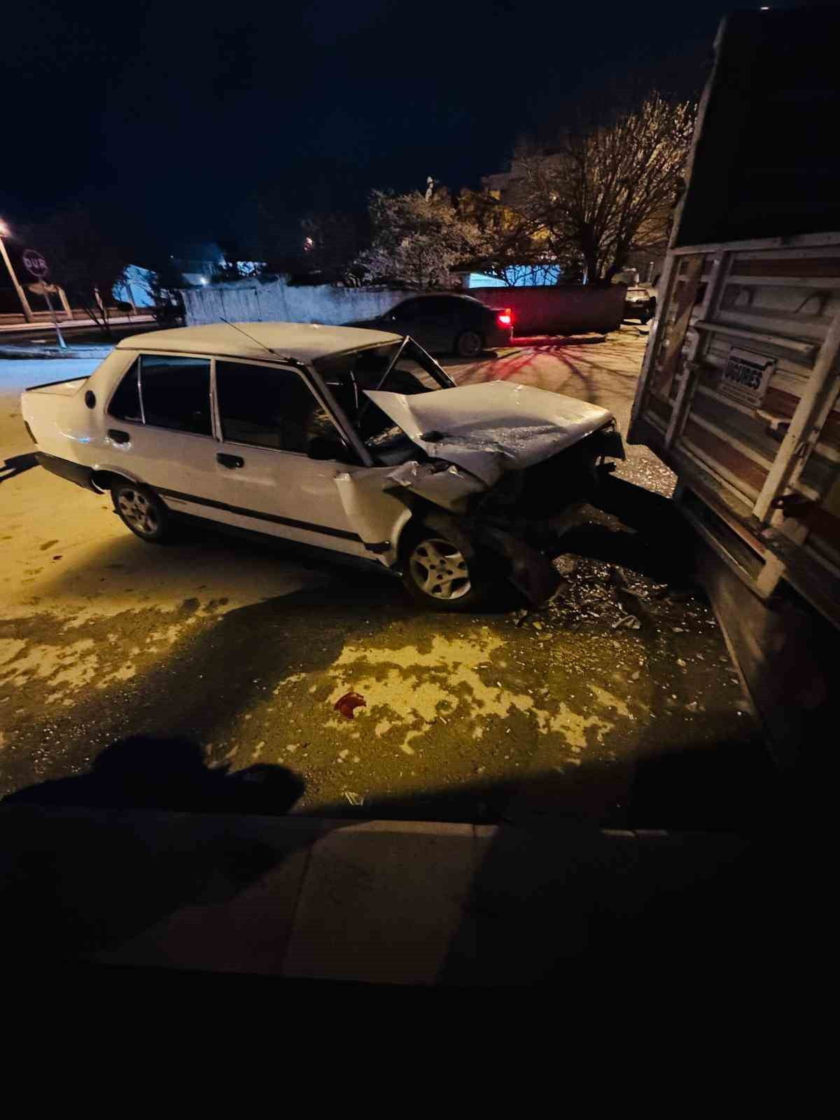 ESKİŞEHİR'DE PARK HALİNDEKİ KAMYONETE ÇARPAN OTOMOBİLİN 190 PROMİL ALKOLLÜ VE EHLİYETSİZ...