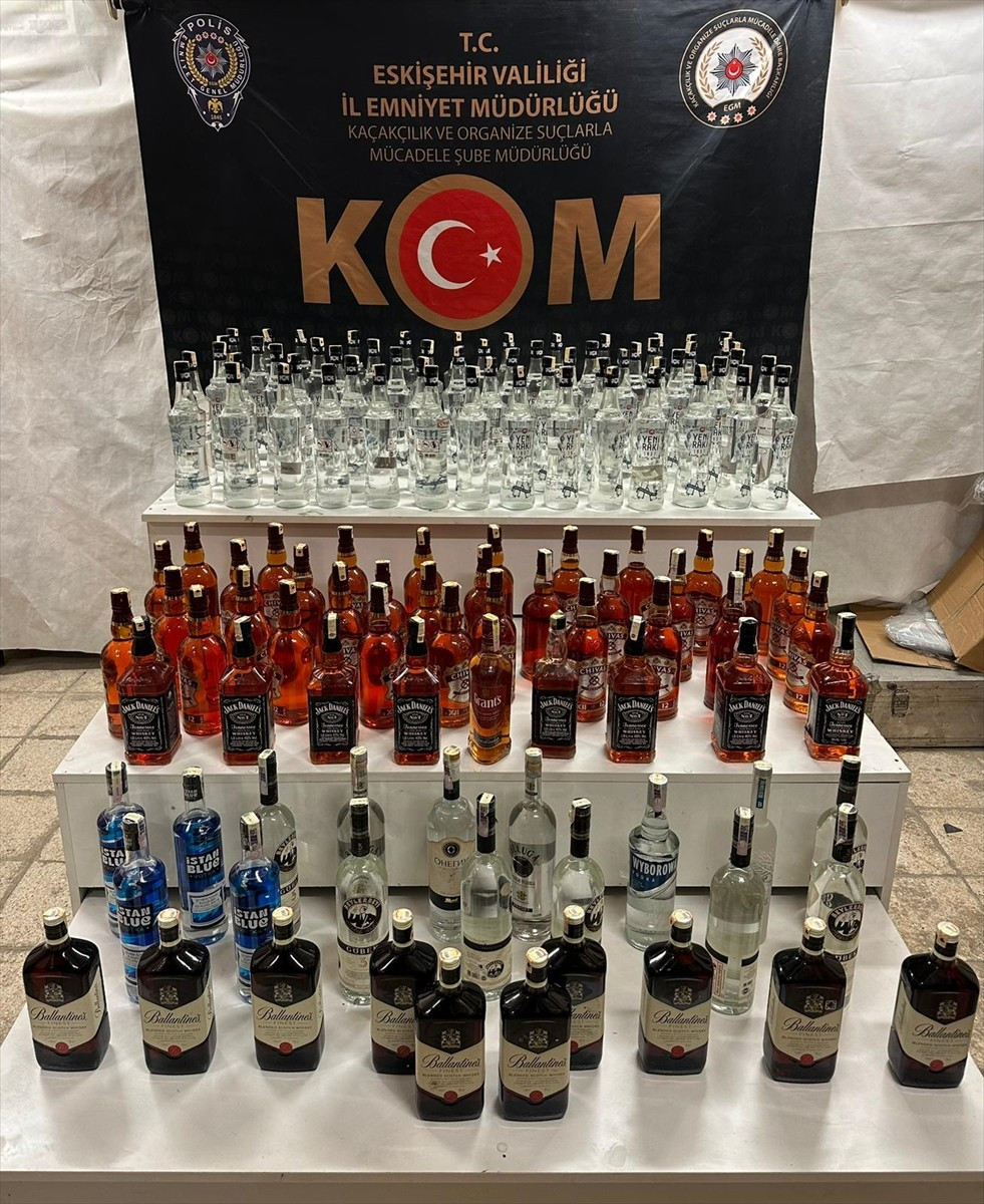 Eskişehir'de polis ekiplerince düzenlenen sahte ve kaçak içki operasyonunda 3 şüpheli gözaltına...