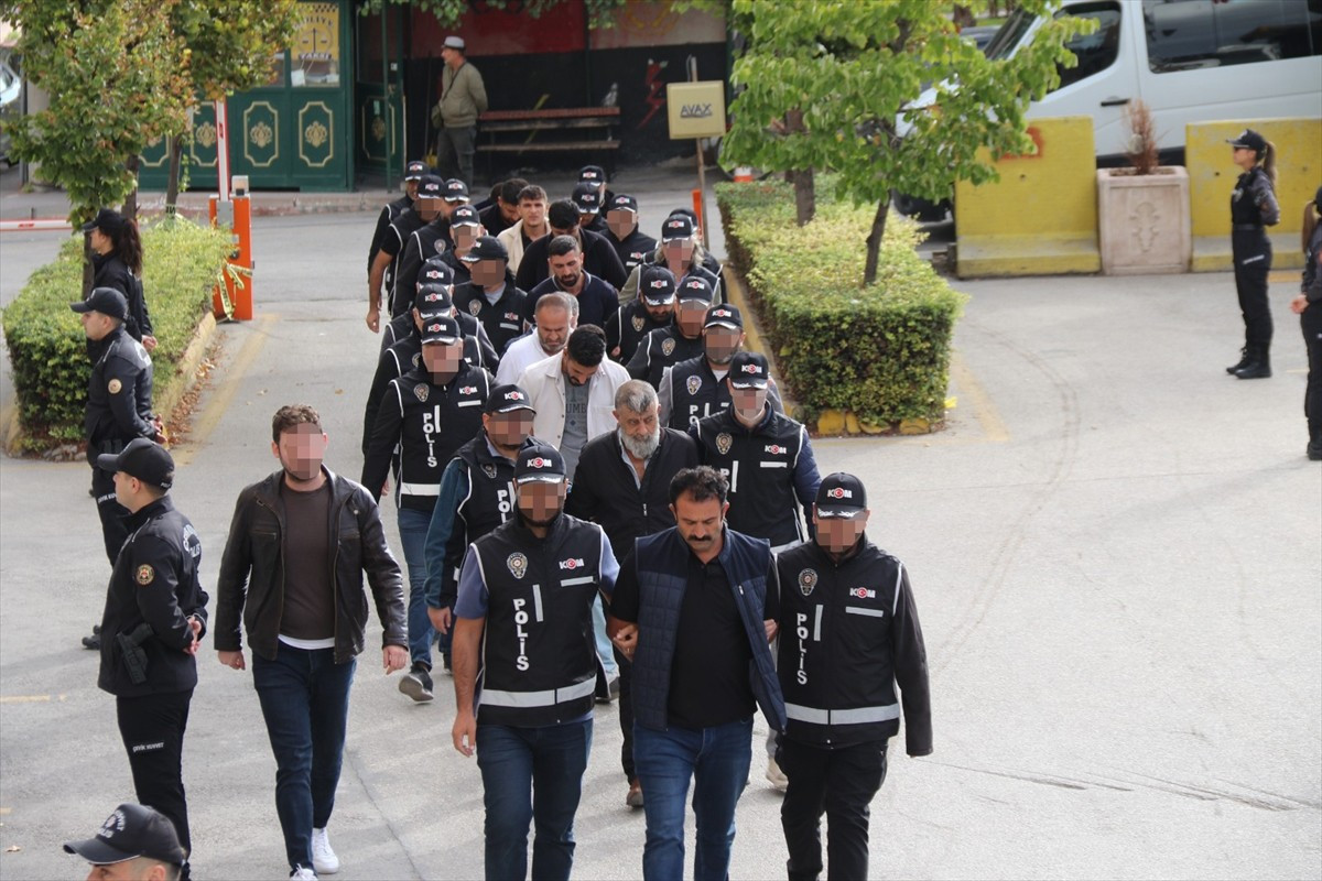 Eskişehir'de polis ekiplerince düzenlenen tefecilik operasyonunda 10 şüpheli gözaltına...