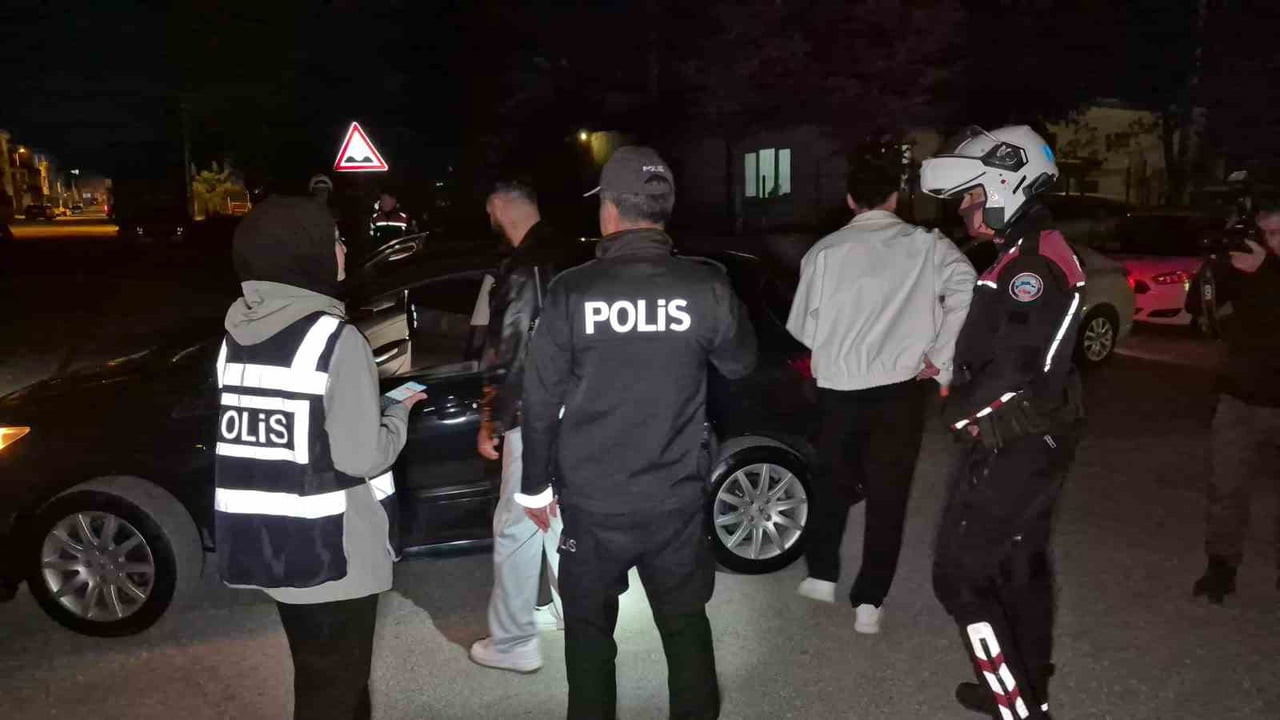 ESKİŞEHİR'DE POLİS EKİPLERİNCE GERÇEKLEŞTİRİLEN ASAYİŞ UYGULAMASINDA 298 ŞAHIS VE 114 ARAÇ...