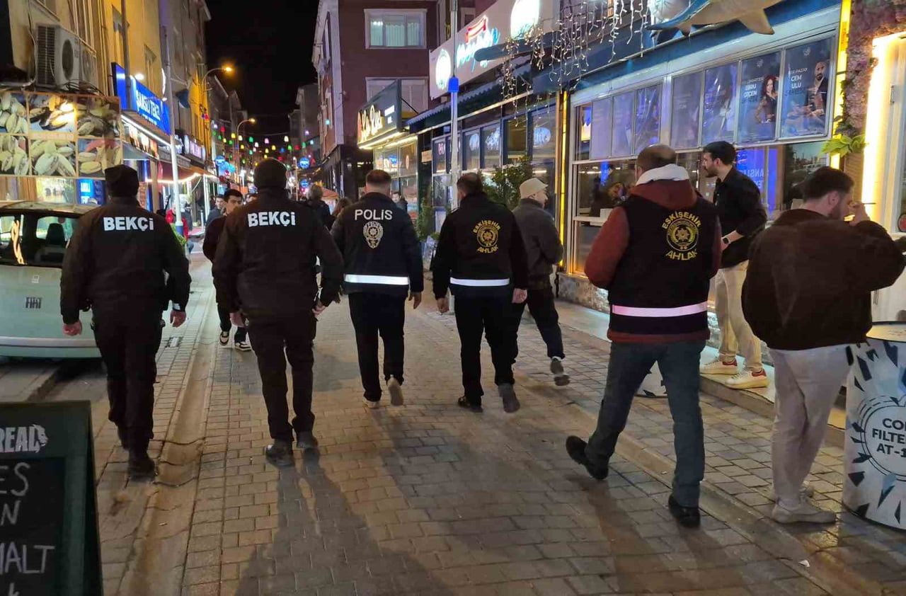 ESKİŞEHİR'DE POLİS EKİPLERİNCE GERÇEKLEŞTİRİLEN GENİŞ ÇAPLI ASAYİŞ UYGULAMASINDA 2 BİN 322 ŞAHSIN...