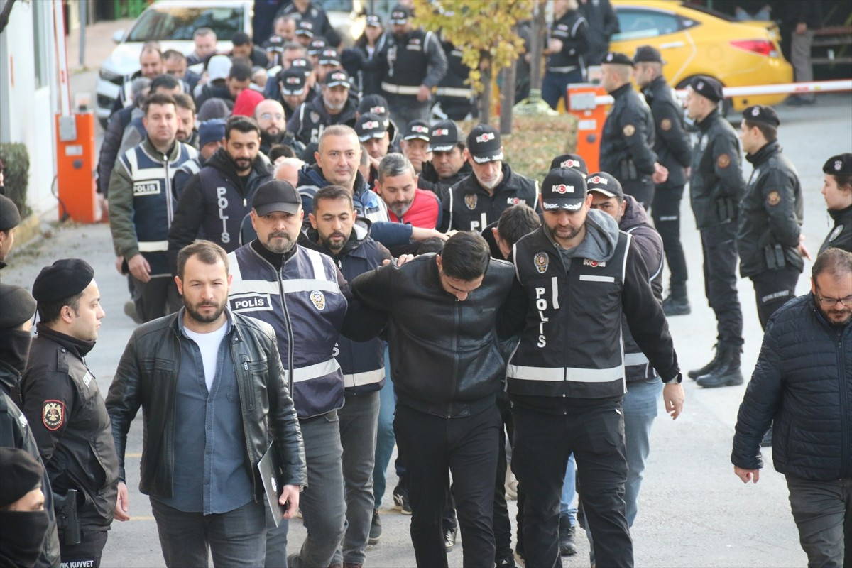 Eskişehir'de polisin suç örgütüne yönelik düzenlediği operasyonda 21 zanlı gözaltına...