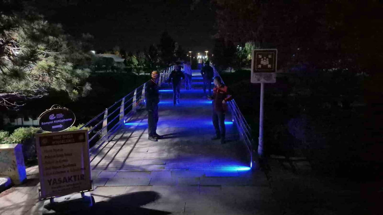 ESKİŞEHİR'DE PORSUK ÇAYI'NA BİRİSİNİN ATLADIĞI YÖNÜNDE YAPILAN VE EKİPLERİ TEYAKKUZA GEÇİREN...