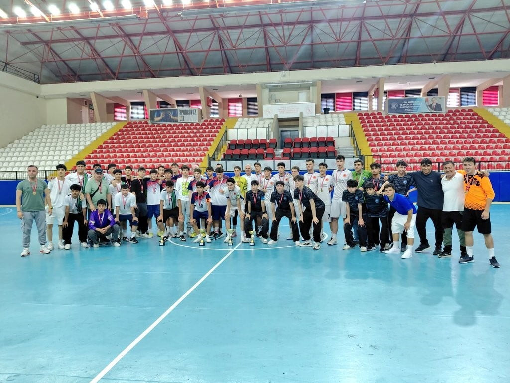 ESKİŞEHİR'DE PORSUK SPOR SALONU'NDA DÜZENLENEN 2. KÜME FUTSAL GENÇ A ERKEKLER MÜSABAKALARI SONA...