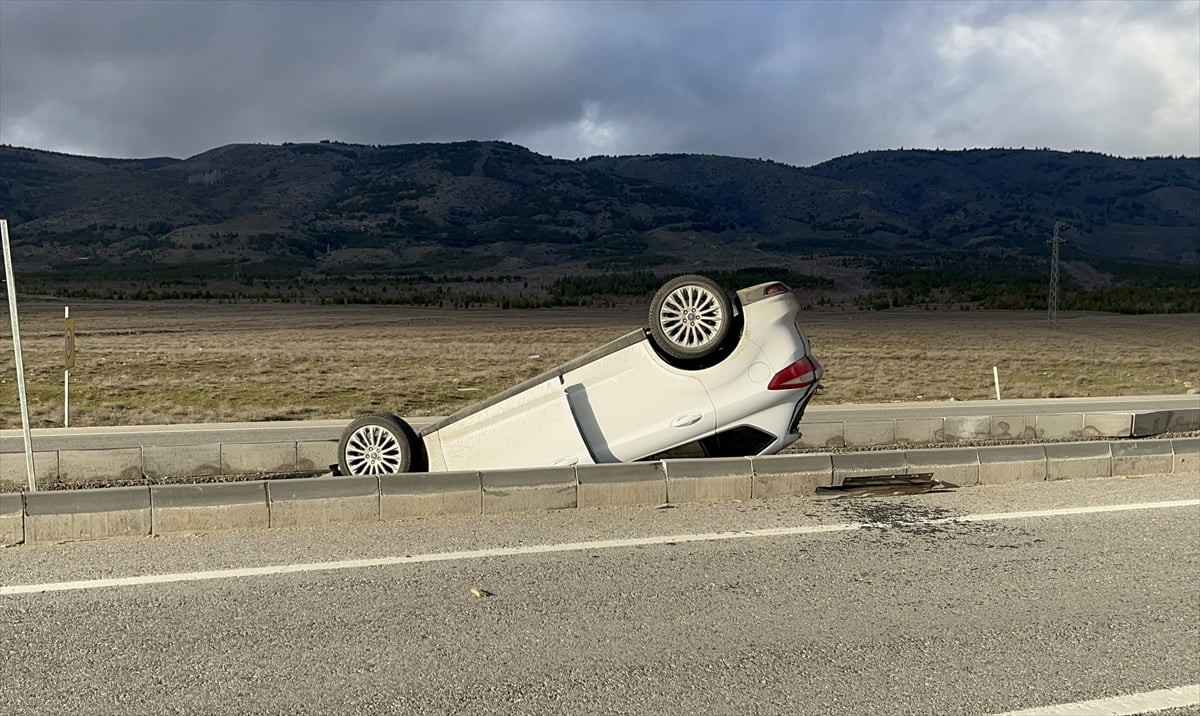 Eskişehir'de refüje devrilen otomobildeki 5 kişi yaralandı.