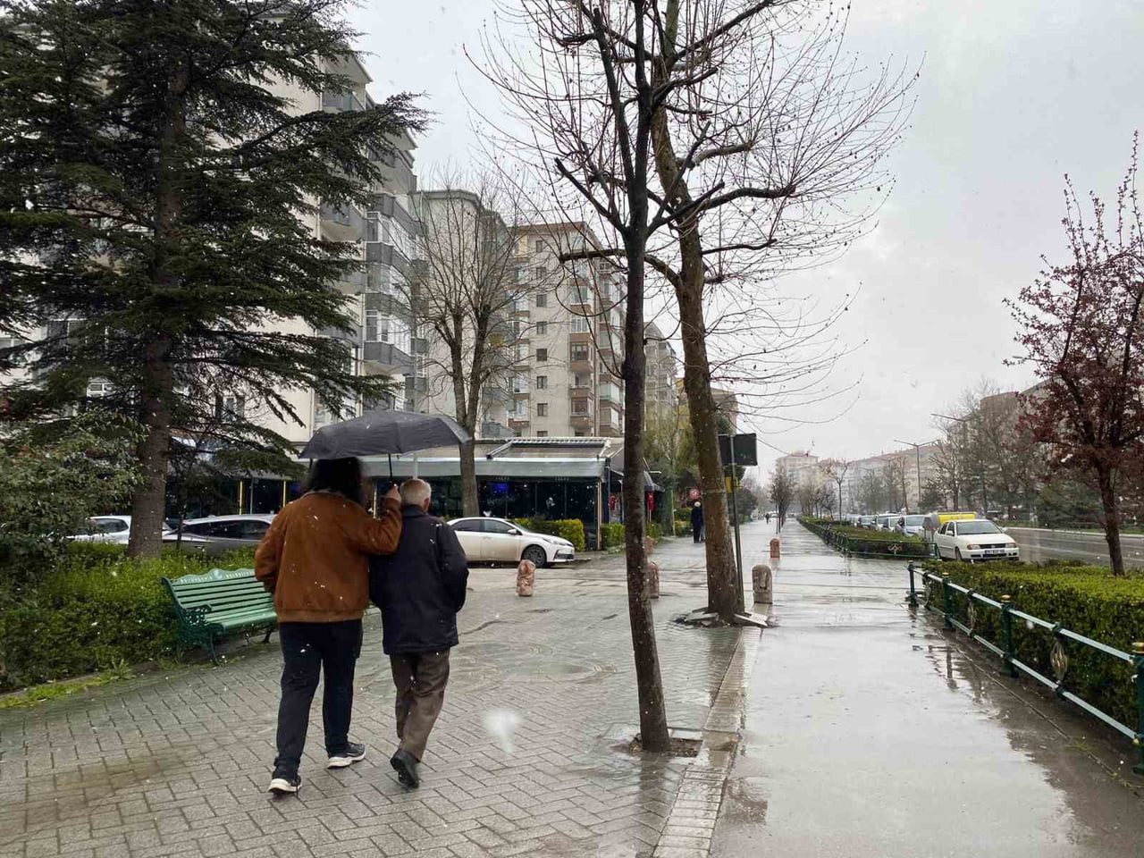 ESKİŞEHİR'DE SABAH HAVA TAHMİN RAPORUNDA KARLA KARIŞIK YAĞMUR UYARISINA RAĞMEN VATANDAŞLAR...