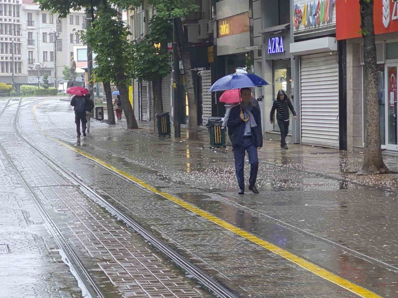 ESKİŞEHİR'DE SABAH SAATLERİNDE SAĞANAK YAĞIŞ ETKİLİ OLURKEN, HAZIRLIKSIZ DIŞARIYA ÇIKAN...