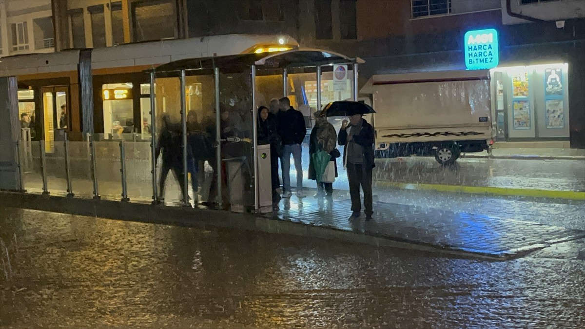 Eskişehir'de sağanak hayatı olumsuz etkiledi. Kent merkezinde etkili olan sağanak nedeniyle bazı...