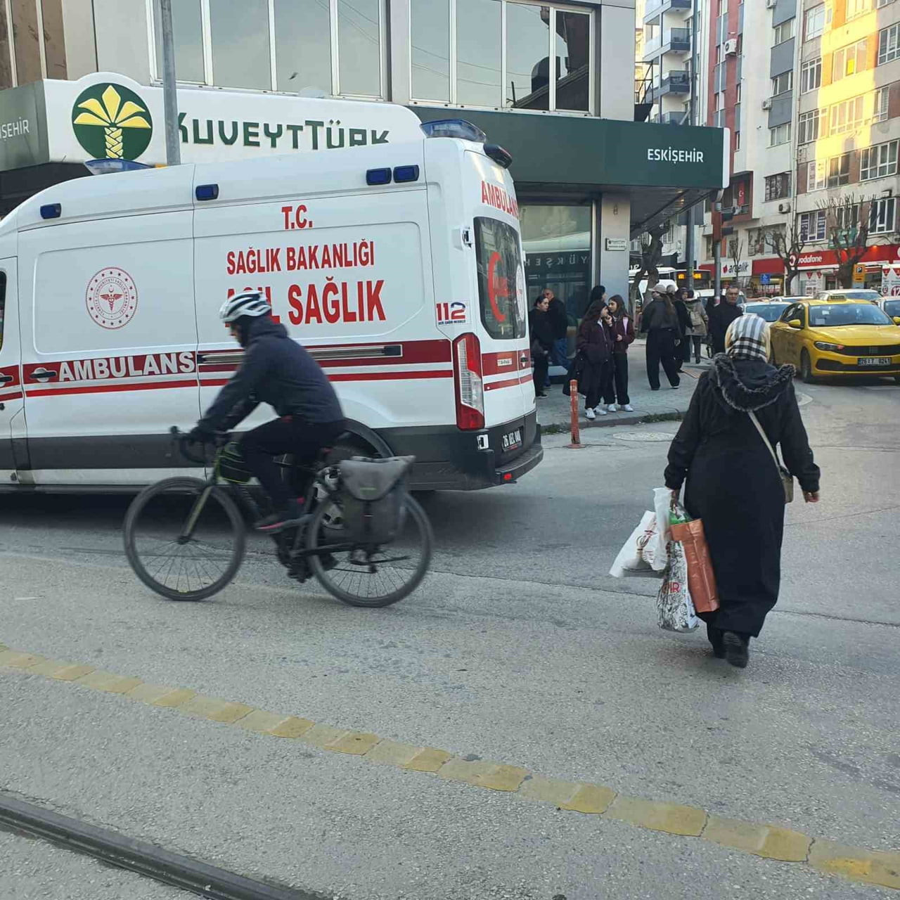 ESKİŞEHİR'DE SERVİS ARACIYLA ÇARPIŞAN ELEKTRİKLİ BİSİKLETİN SÜRÜCÜSÜ YARALANDI.