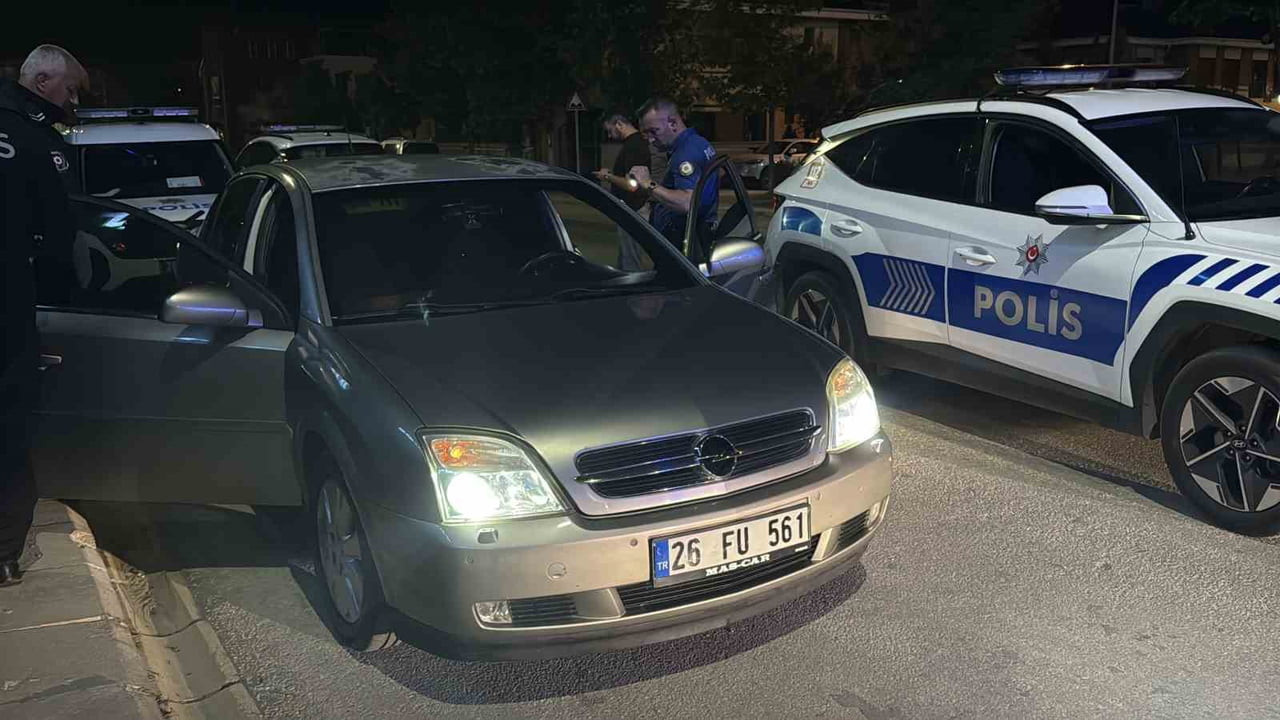 ESKİŞEHİR'DE SEYİR HALİNDEKİ OTOMOBİLİNDEN HAVAYA ATEŞ AÇAN VE POLİS EKİPLERİNİN İHTARINA...